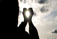 爱游戏在线-铁血对决！阿迪达斯VS耐克：欧洲绿茵场下的万亿硝烟