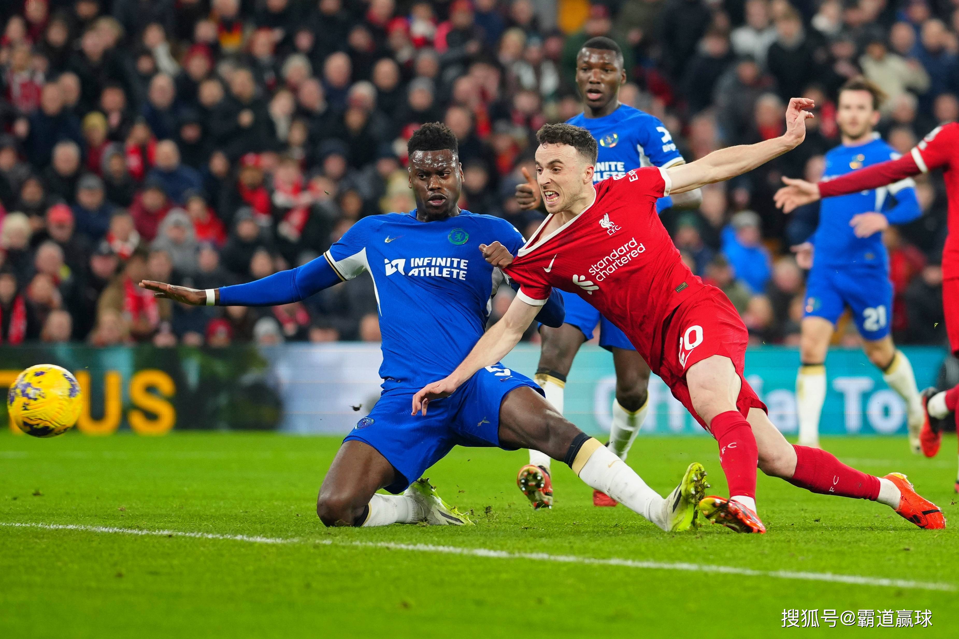 爱游戏娱乐-切尔西领先英超榜首，利物浦紧随其后