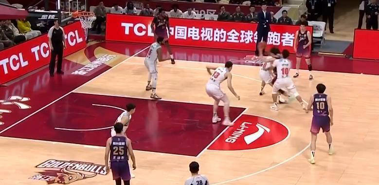 精彩的比赛中某队凭借出色防守赢得了胜利