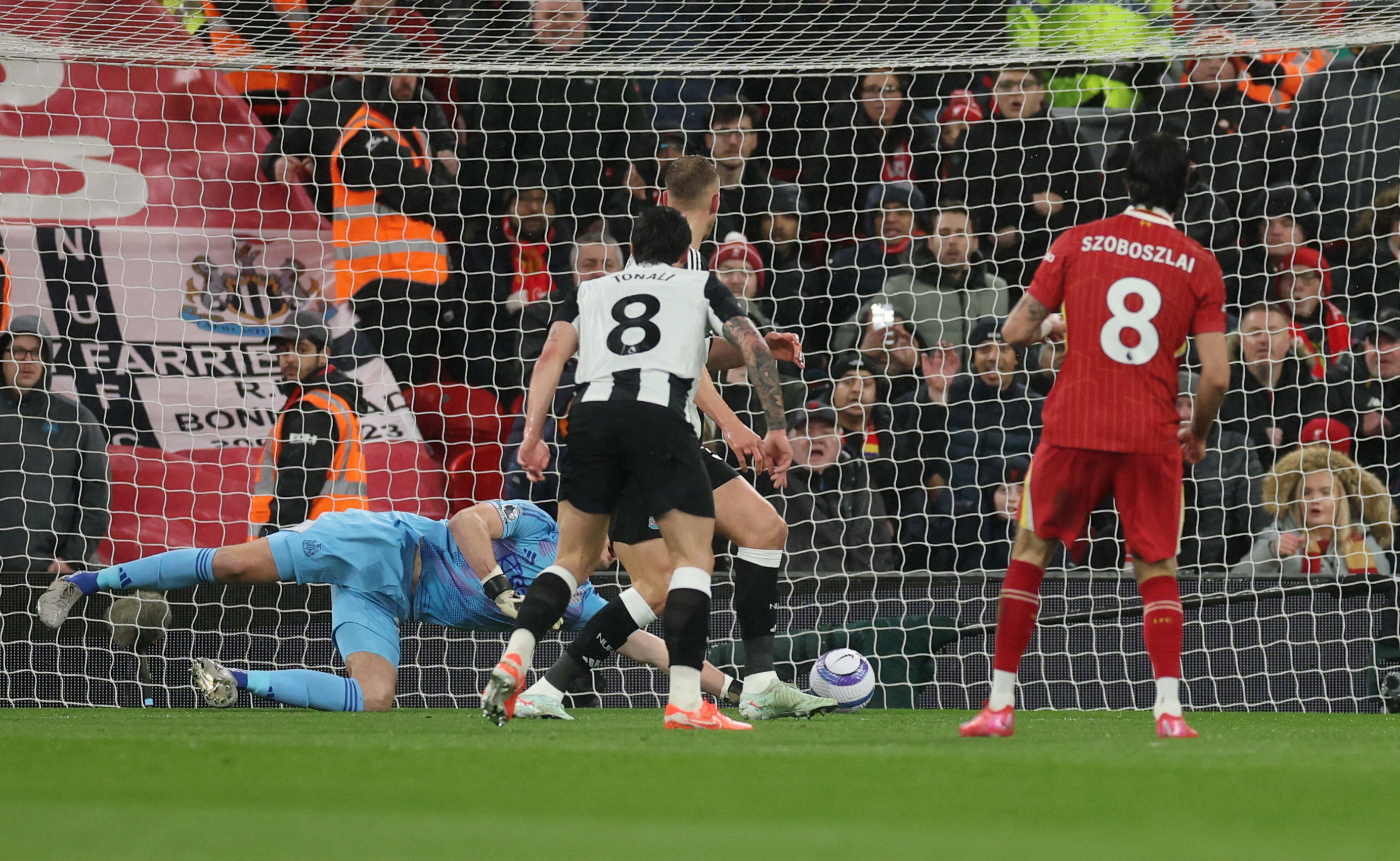 爱游戏官方入口-精湛足球比赛中球队实现连胜，势不可挡