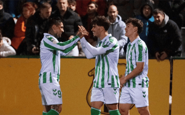 包含比利亚雷亚尔客场大胜贝蒂斯，穆萨亚内斯梅开二度的词条