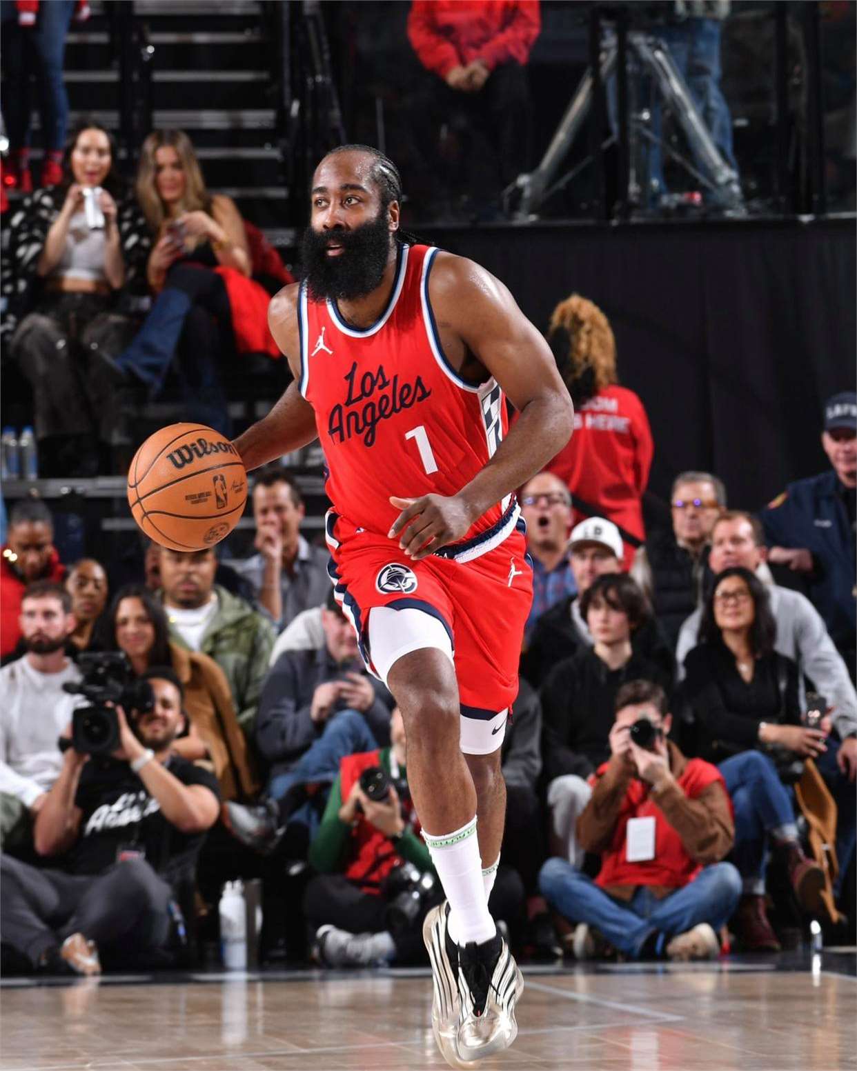 包含火箭客场不敌爵士，哈登低迷单场表现难取胜的词条