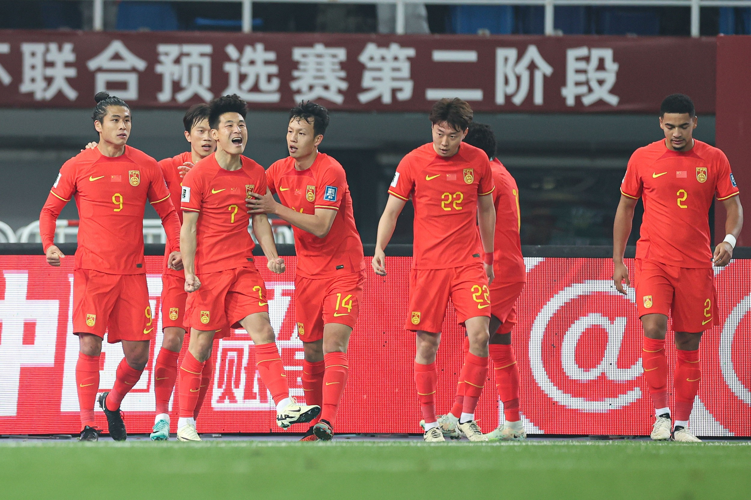 狂热球迷加油助威,赞叹球队全力以赴 狂热球迷加油助威,赞叹球队全力以赴