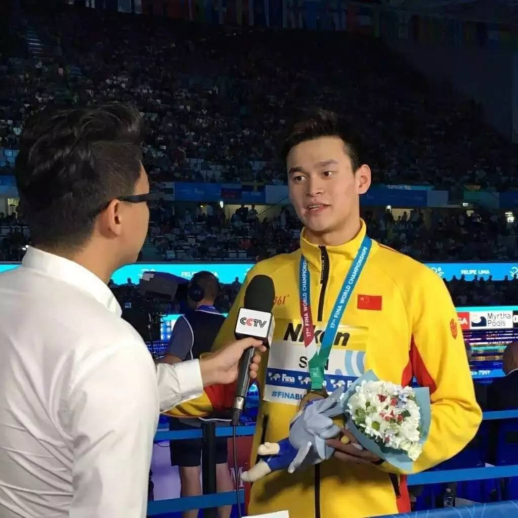 爱游戏体育-南美明日之星崭露头角，凭实力登上领奖台