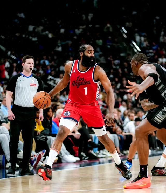 爱游戏-快船外线疯狂命中,轻取马刺取得两连胜的简单介绍