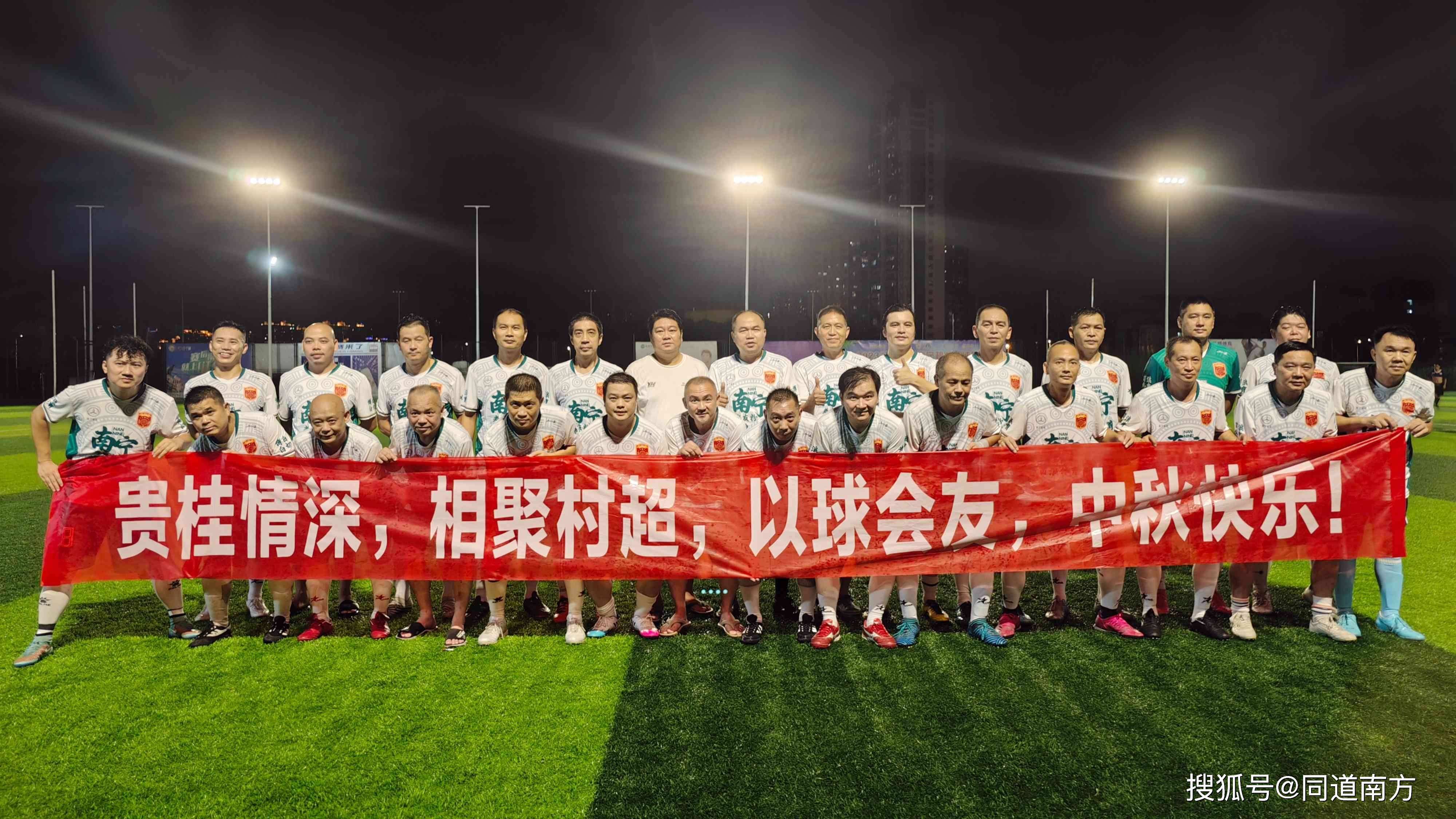 爱游戏官网-球员互动班底展现,呈现他们的友谊与合作