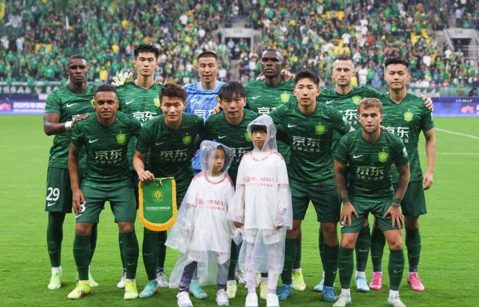 爱游戏APP-战力对抗！两支球队在场上拼力争胜