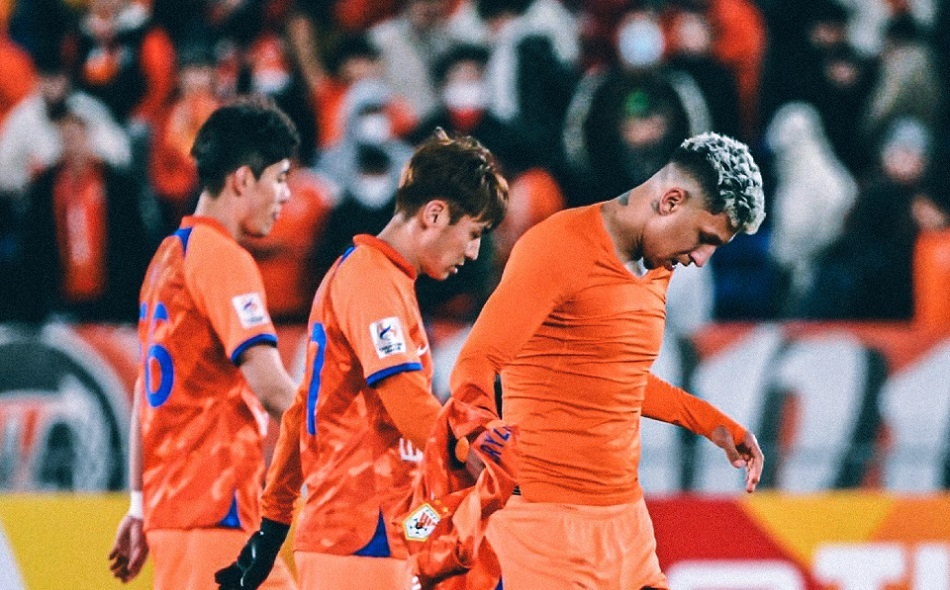 战力对抗!两支球队在场上拼力争胜 战力对抗!两支球队在场上拼力争胜