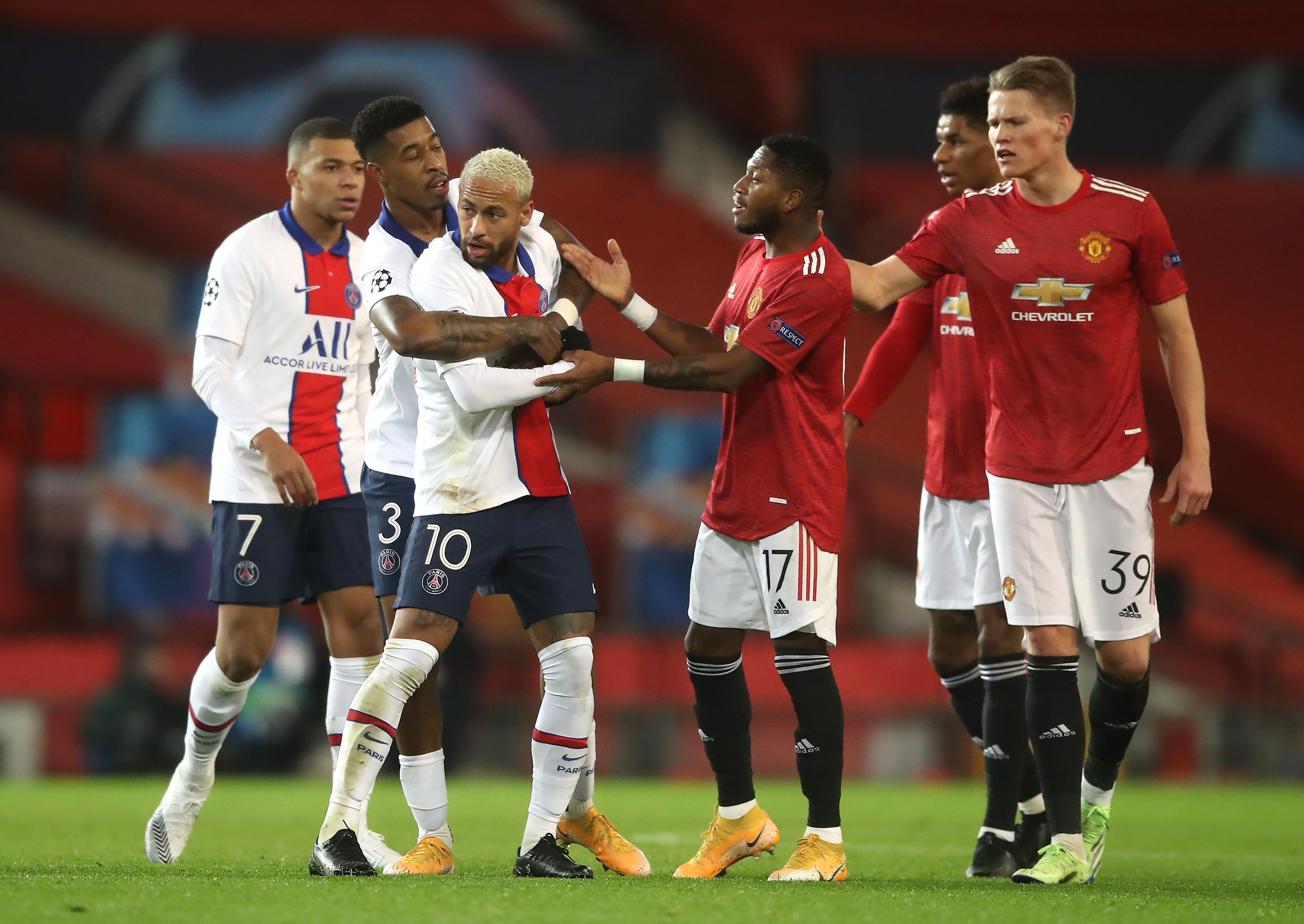 土库曼斯坦队员在场上积极拼抢