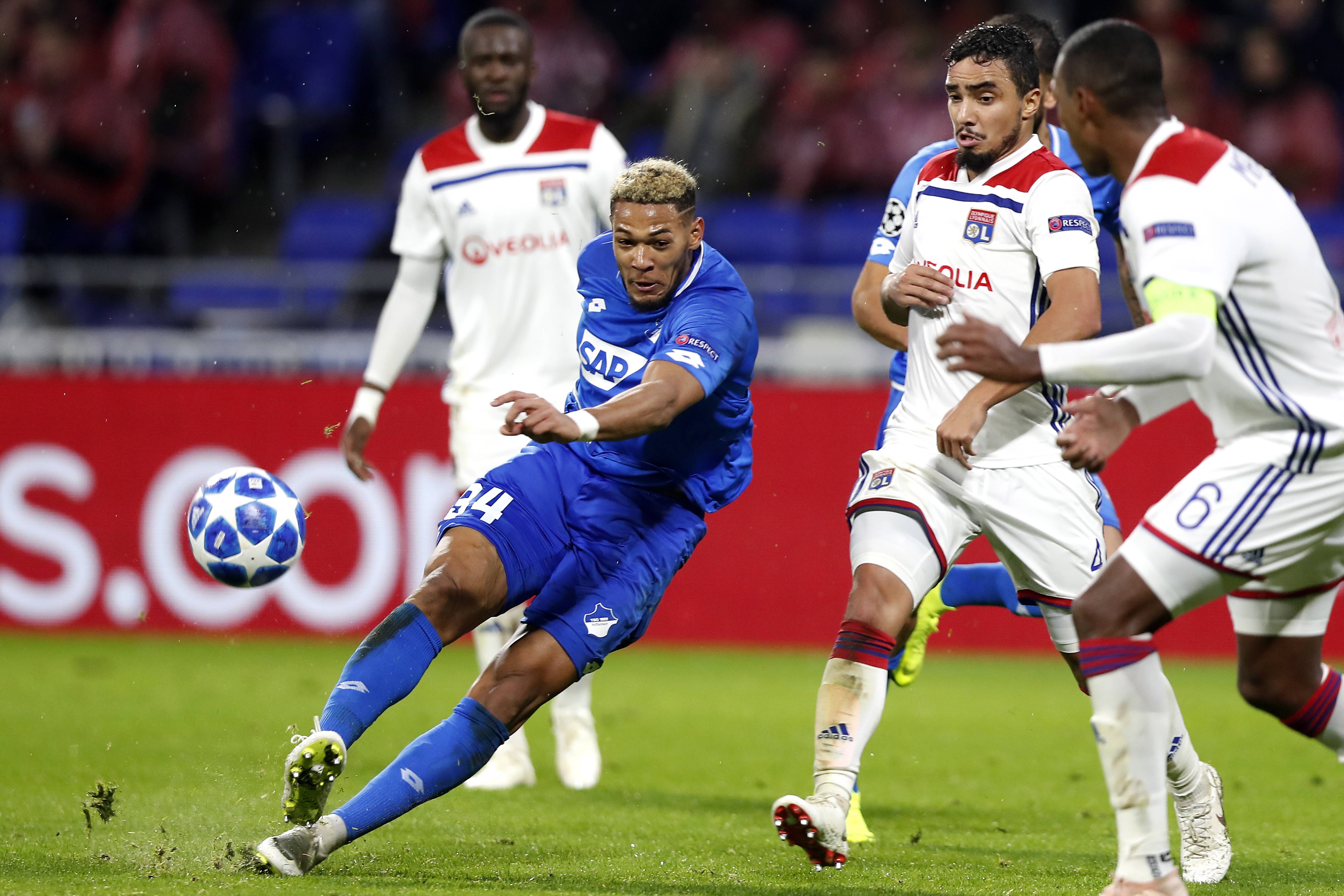 爱游戏在线-里尔足球队战无不胜,笑傲赛场