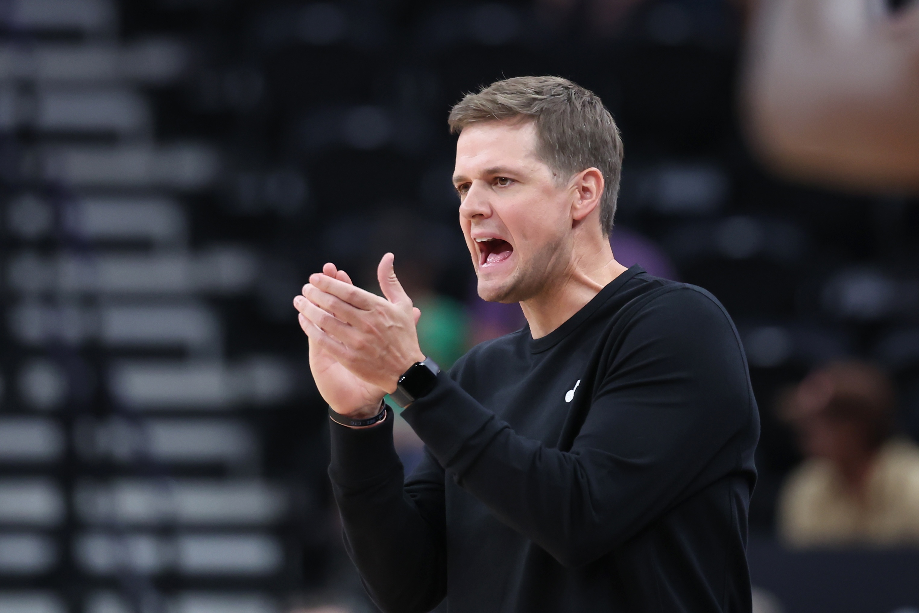 关于爵士客场逆转成功,球队士气高昂逐步前行的信息 关于爵士客场逆转成功,球队士气高昂逐步前行的信息