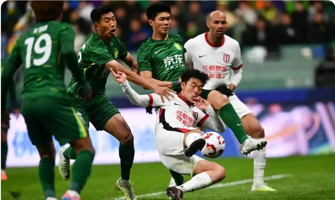 国安后防线失误频频,连续失分难以扭转 国安后防线失误频频,连续失分难以扭转