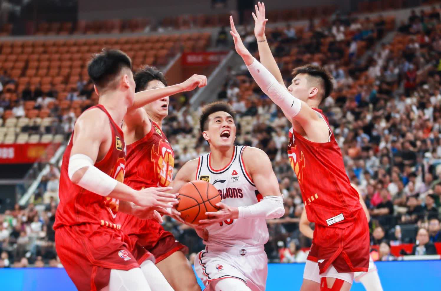 广州恒大客场战平大连一方,激烈对抗 广州恒大客场战平大连一方,激烈对抗