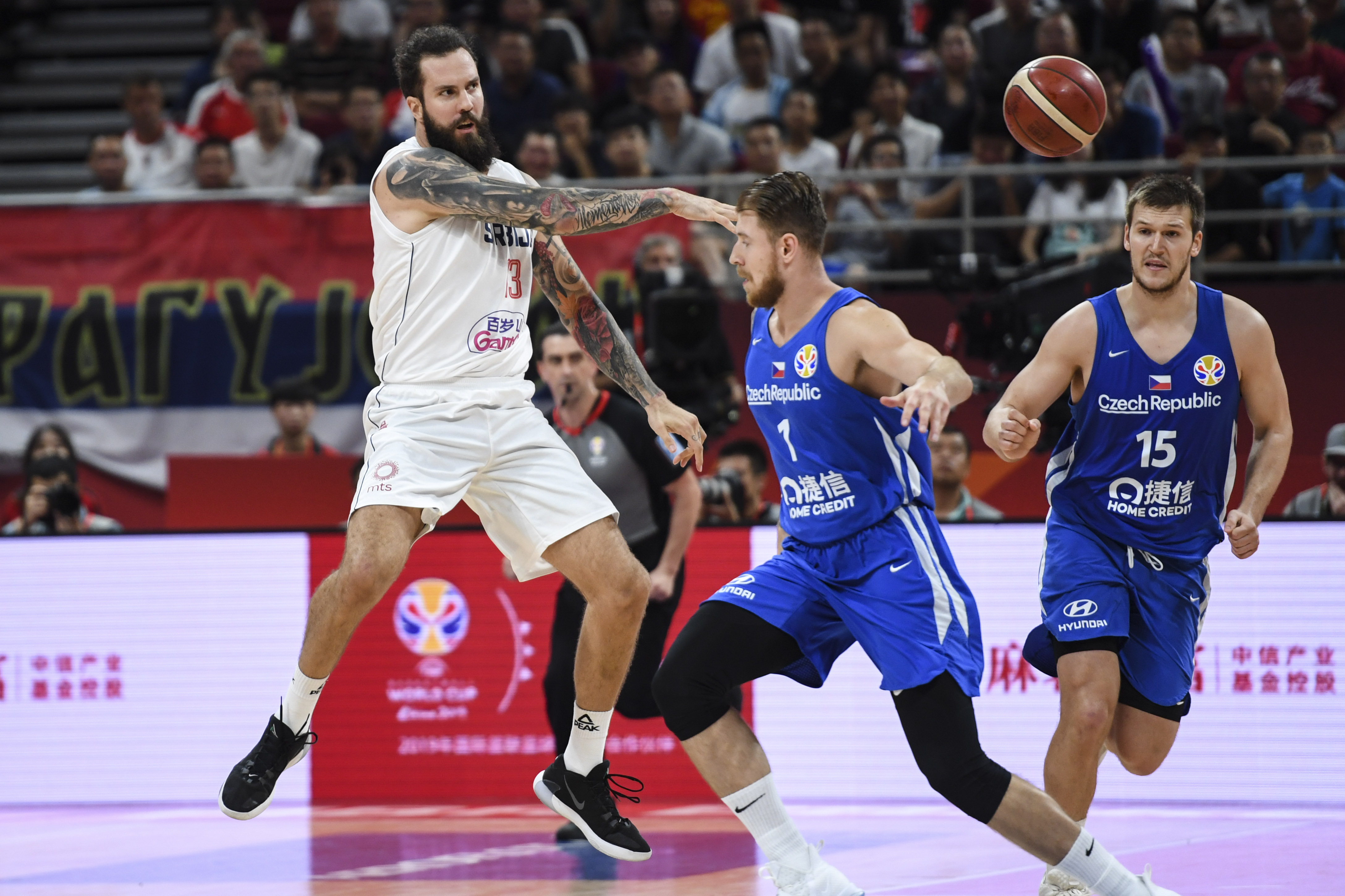 比利时队逆转胜捷克队，赢得关键胜利