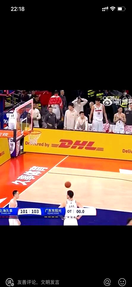 一场关键比赛中，球队在最后时刻完成绝杀，取得惊险胜利