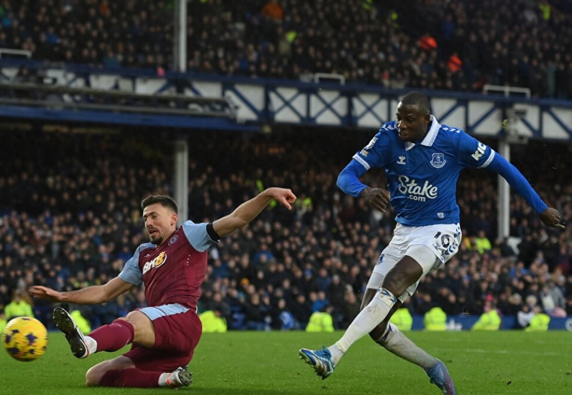 阿斯顿维拉大胜福冈黄蜂,积分榜位置提升 阿斯顿维拉大胜福冈黄蜂,积分榜位置提升