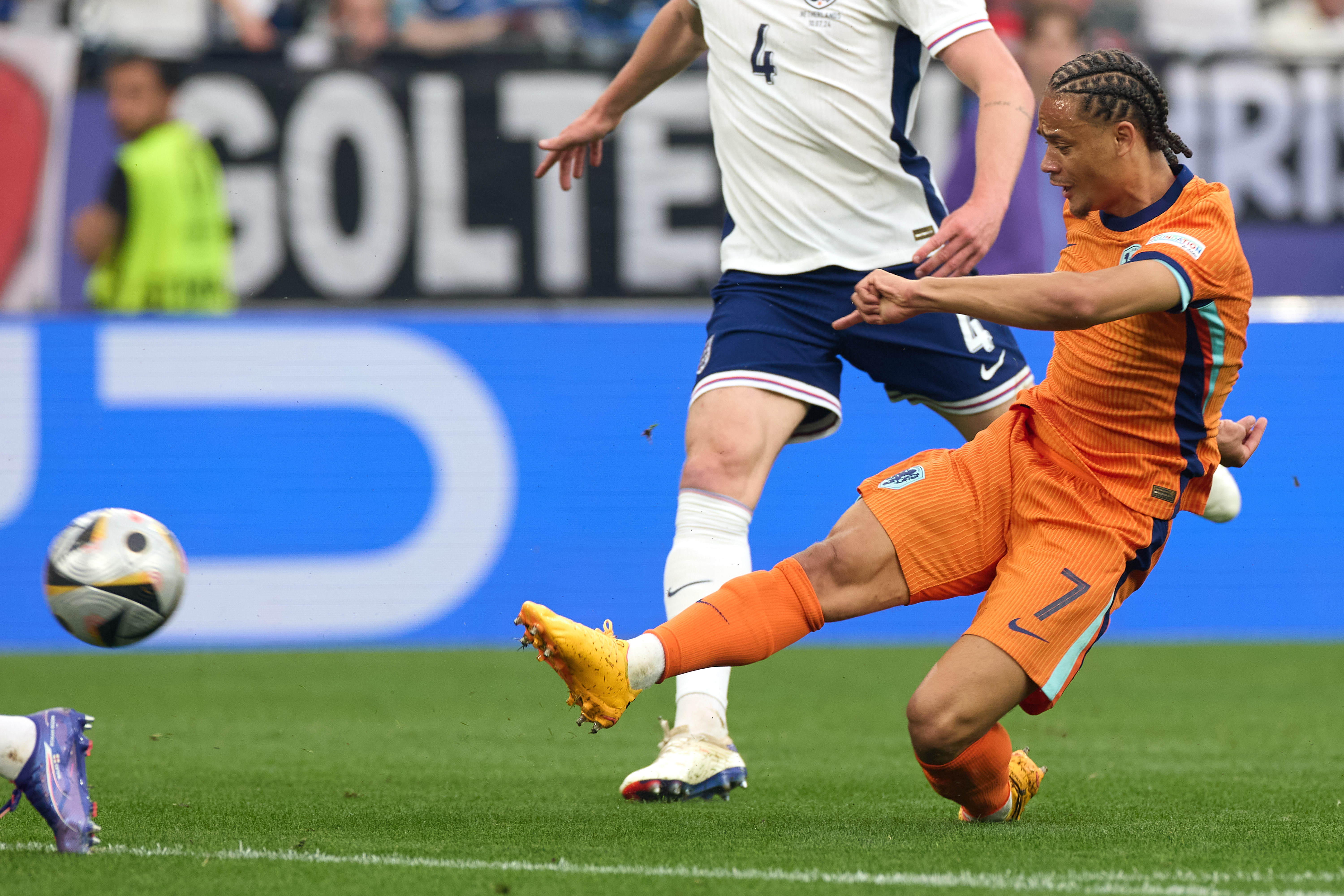 爱游戏在线-荷兰队在激烈比赛中获胜，晋级欧锦赛