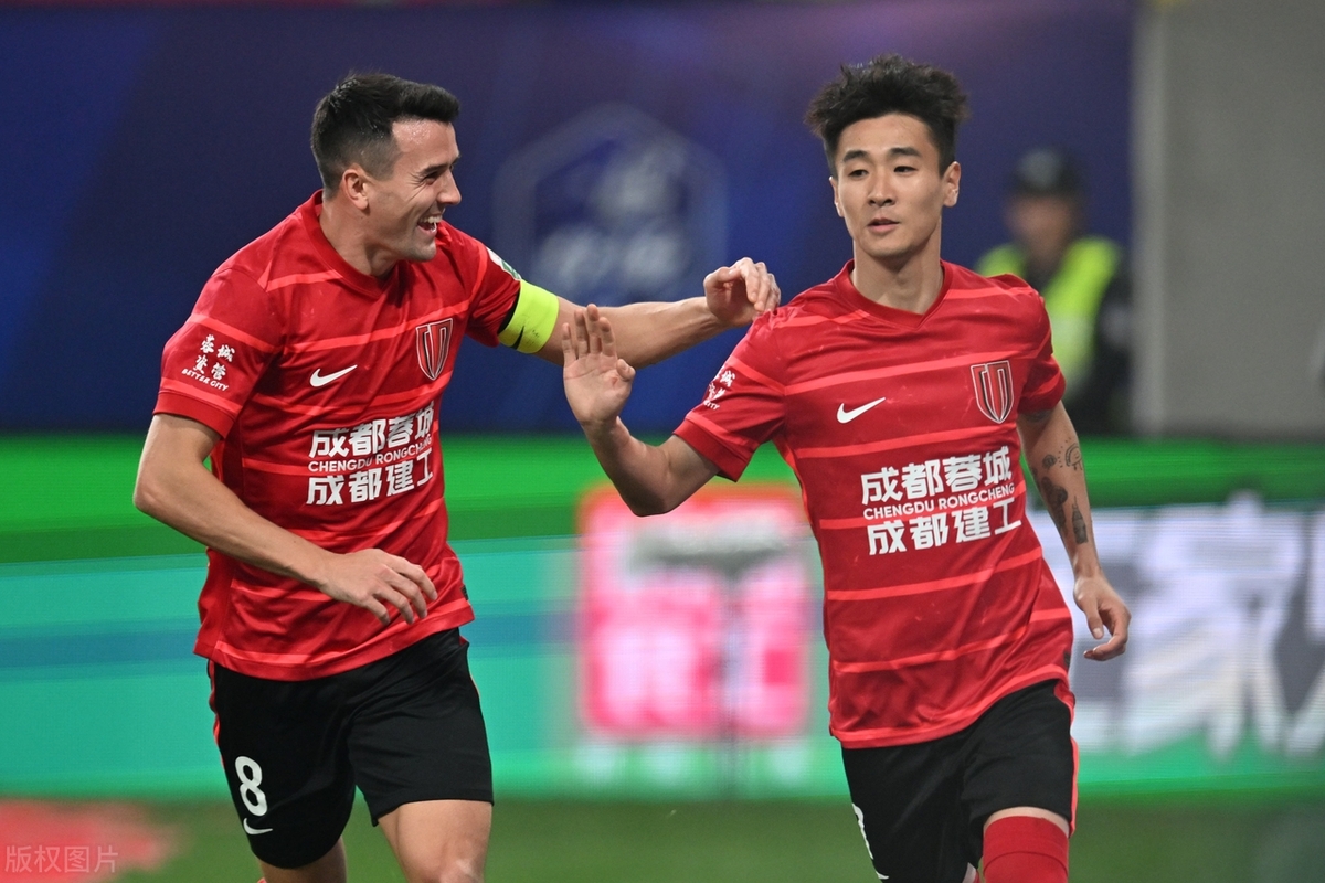 爱游戏官方入口-韦世豪破门！绿城再添三分，主场告捷