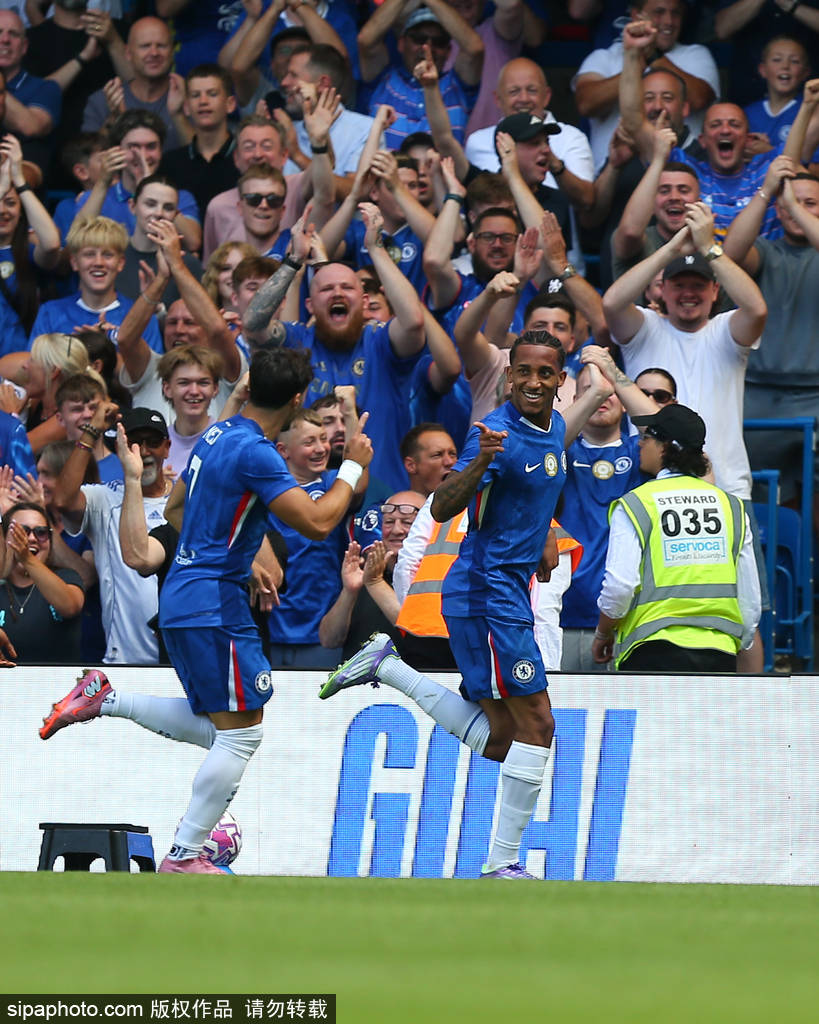 爱游戏官方-包含AC米兰球迷庆祝胜利,球队前景一片光明的词条