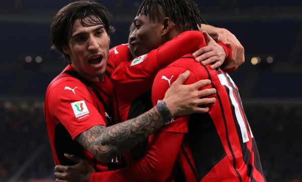 包含AC米兰球迷庆祝胜利，球队前景一片光明的词条