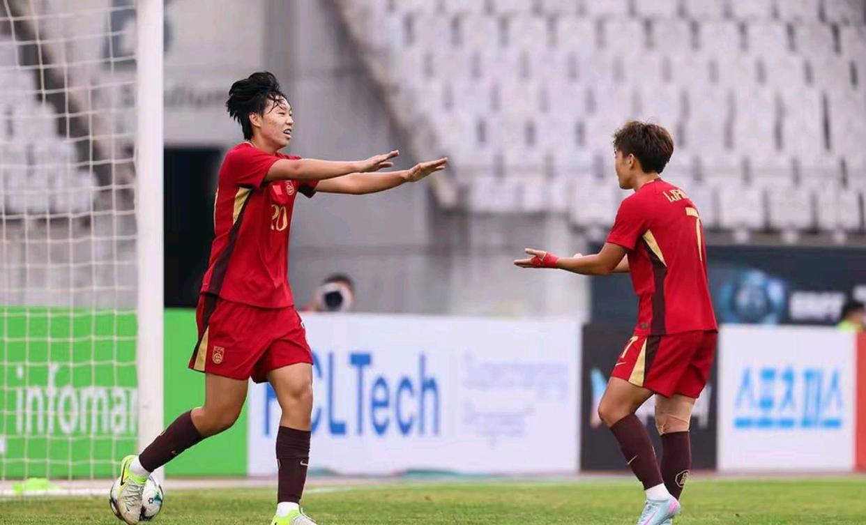 女足比赛场上，中国队全力争胜，取得胜利的简单介绍