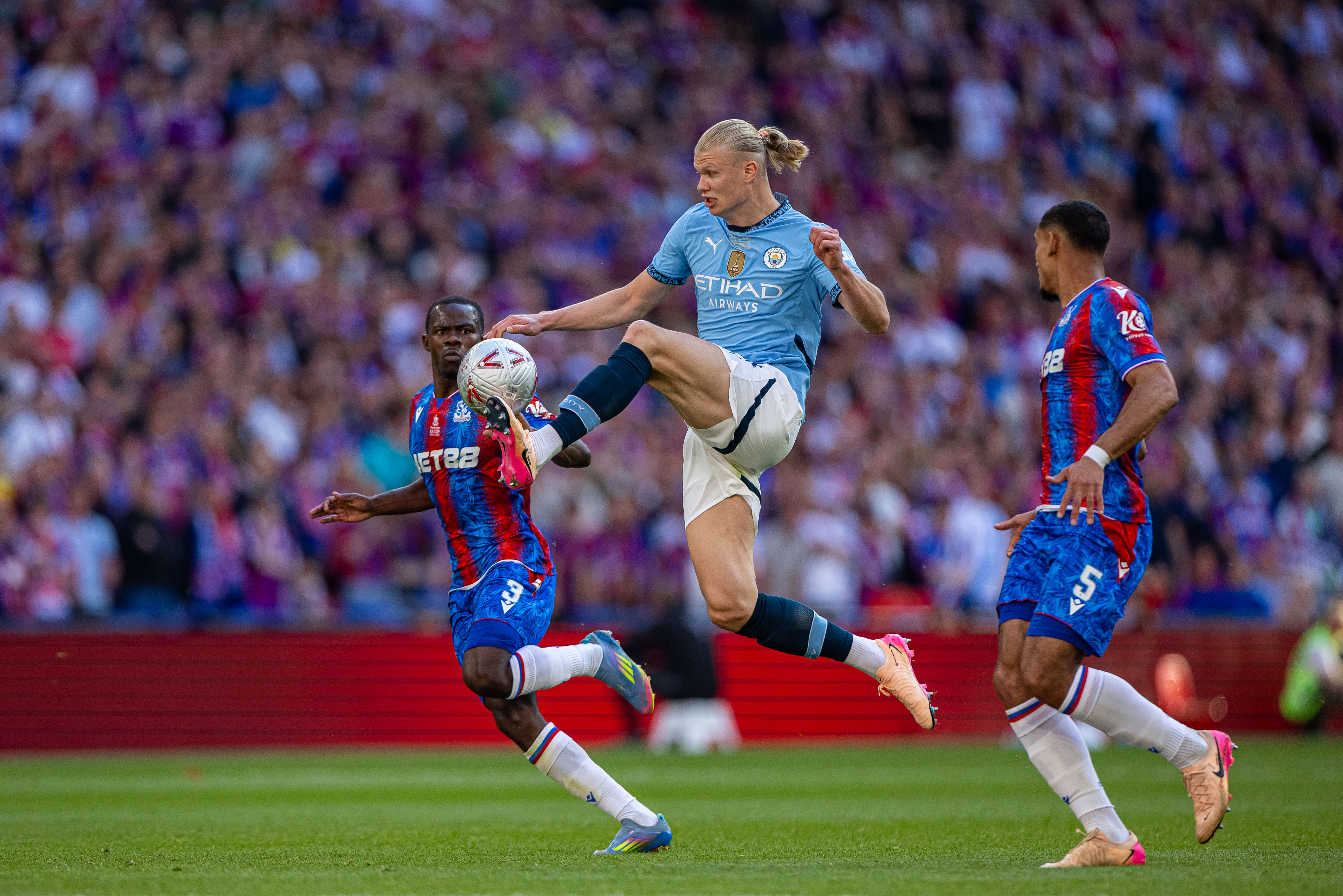 爱游戏官方-英国女足队长受伤退出殊死战