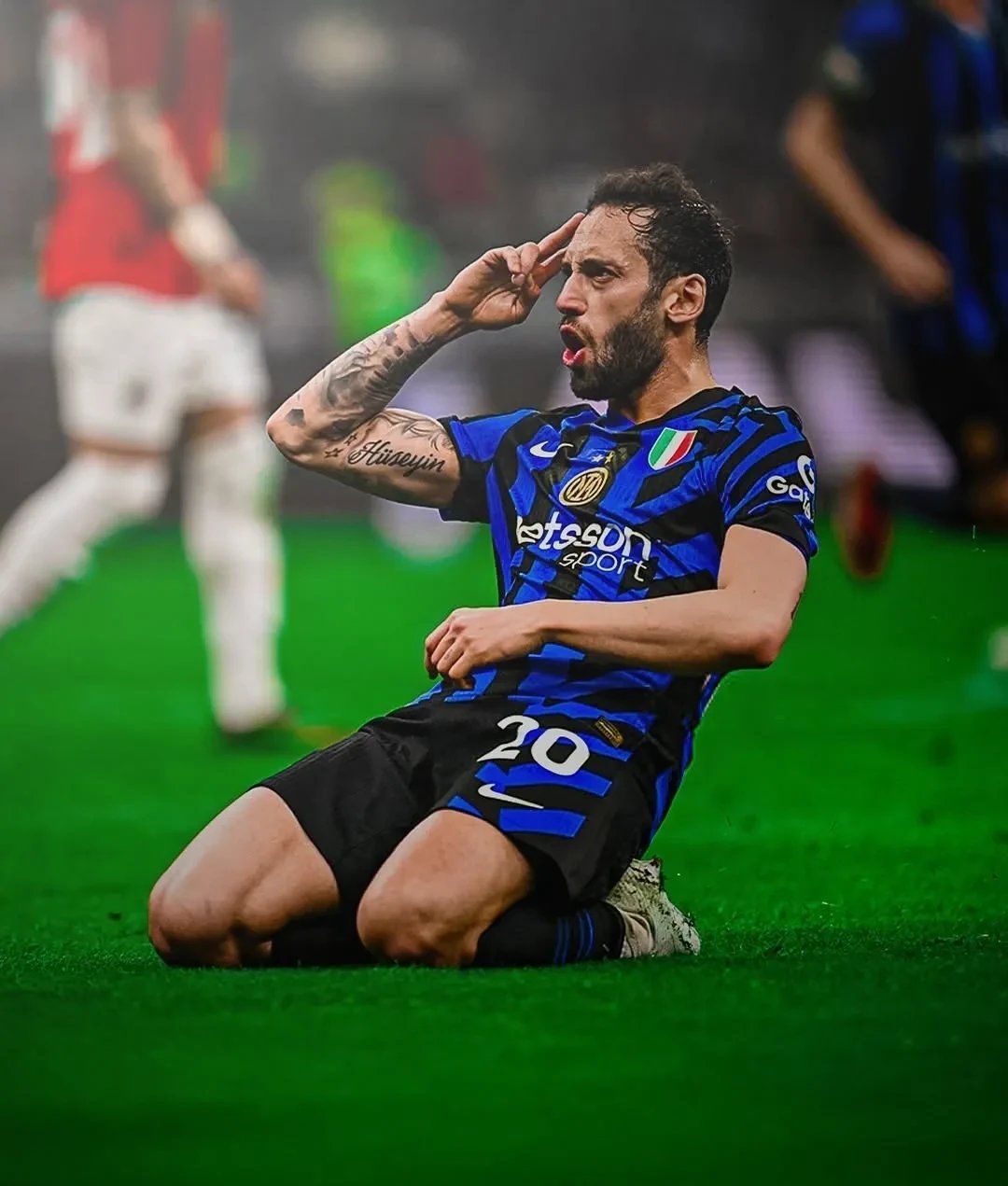 AC米兰队豪取胜利,高举冠军旗帜,势不可挡的简单介绍 AC米兰队豪取胜利,高举冠军旗帜,势不可挡的简单介绍