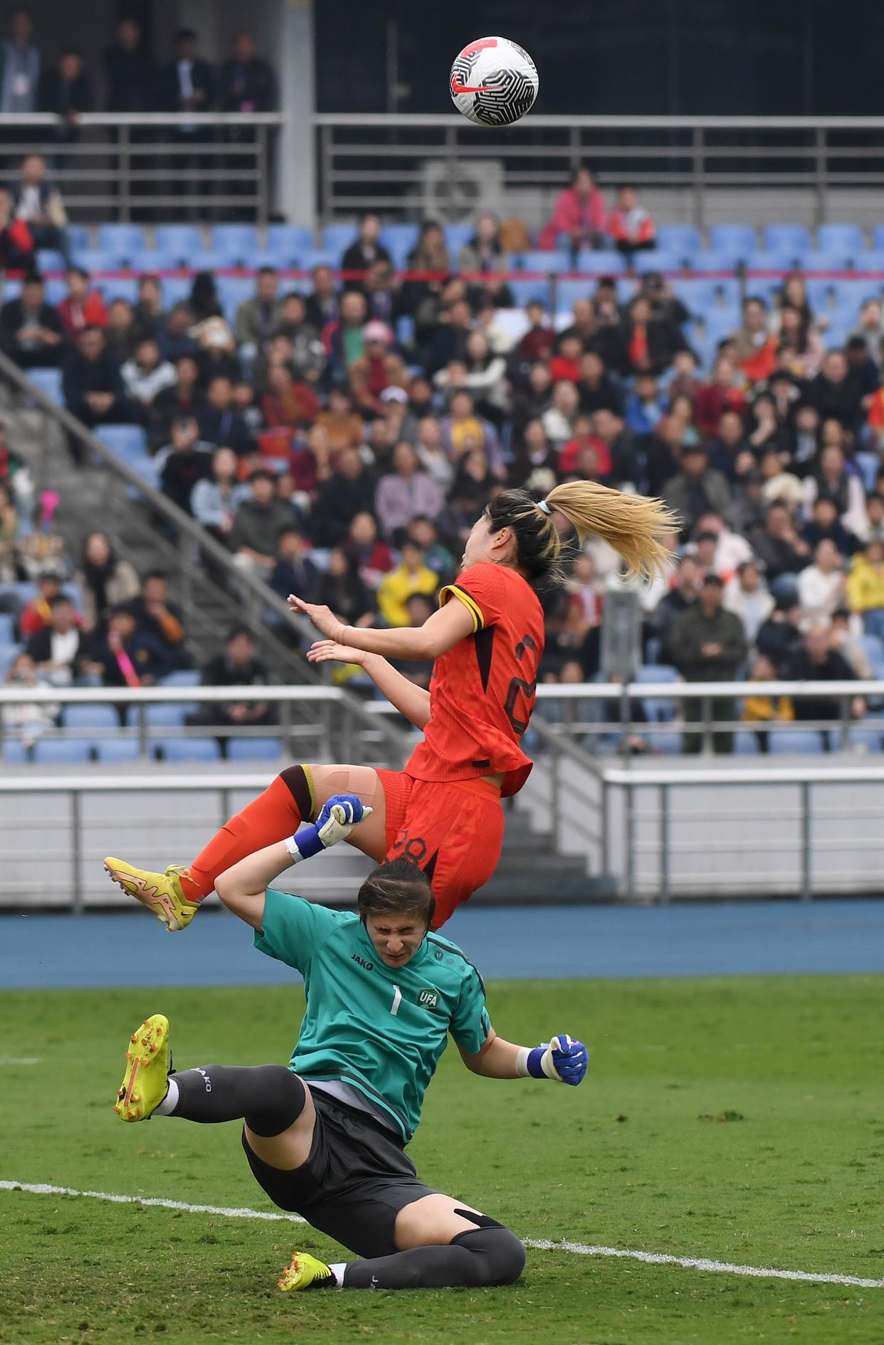 南美女足球队在世界大赛中奋力拼搏 南美女足球队在世界大赛中奋力拼搏