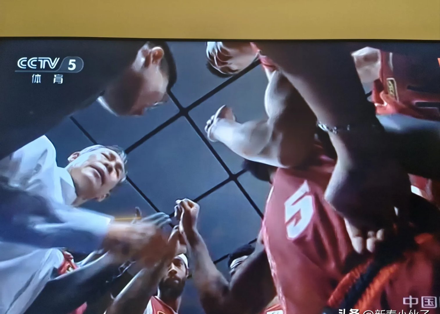 爱游戏娱乐-精彩对决现场火爆，球员拼尽全力