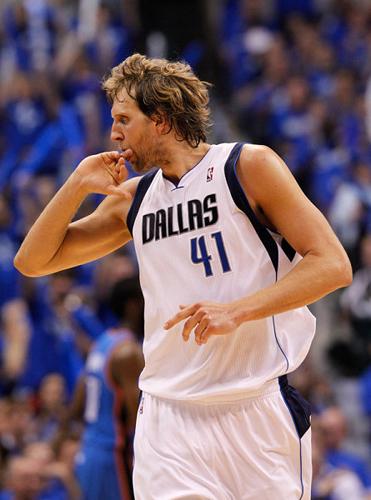 小牛队签下德克退役仪式感人 小牛队签下德克退役仪式感人