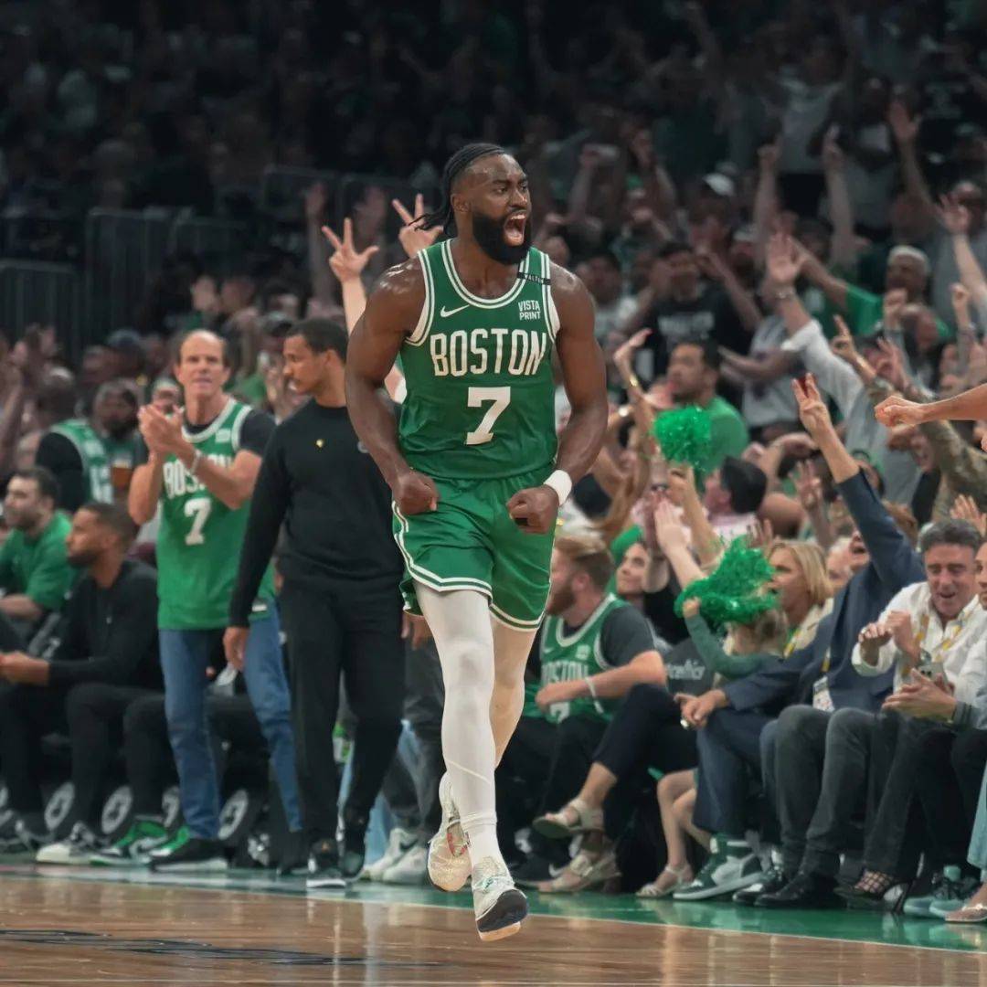 爱游戏官方-凯尔特人客场逆袭独行侠，良好配合功不可没