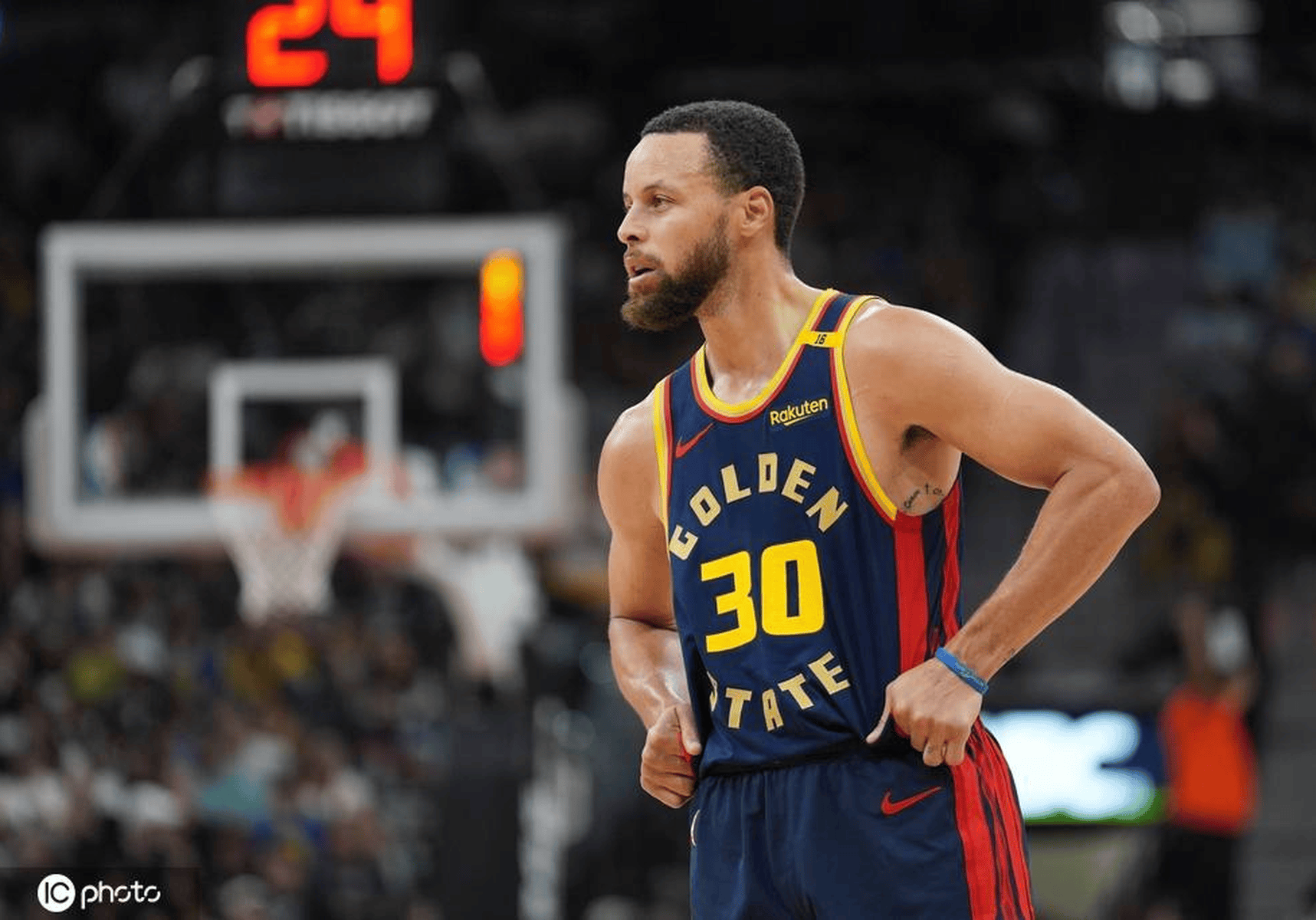 勇士大胜马刺横扫对手晋级次轮