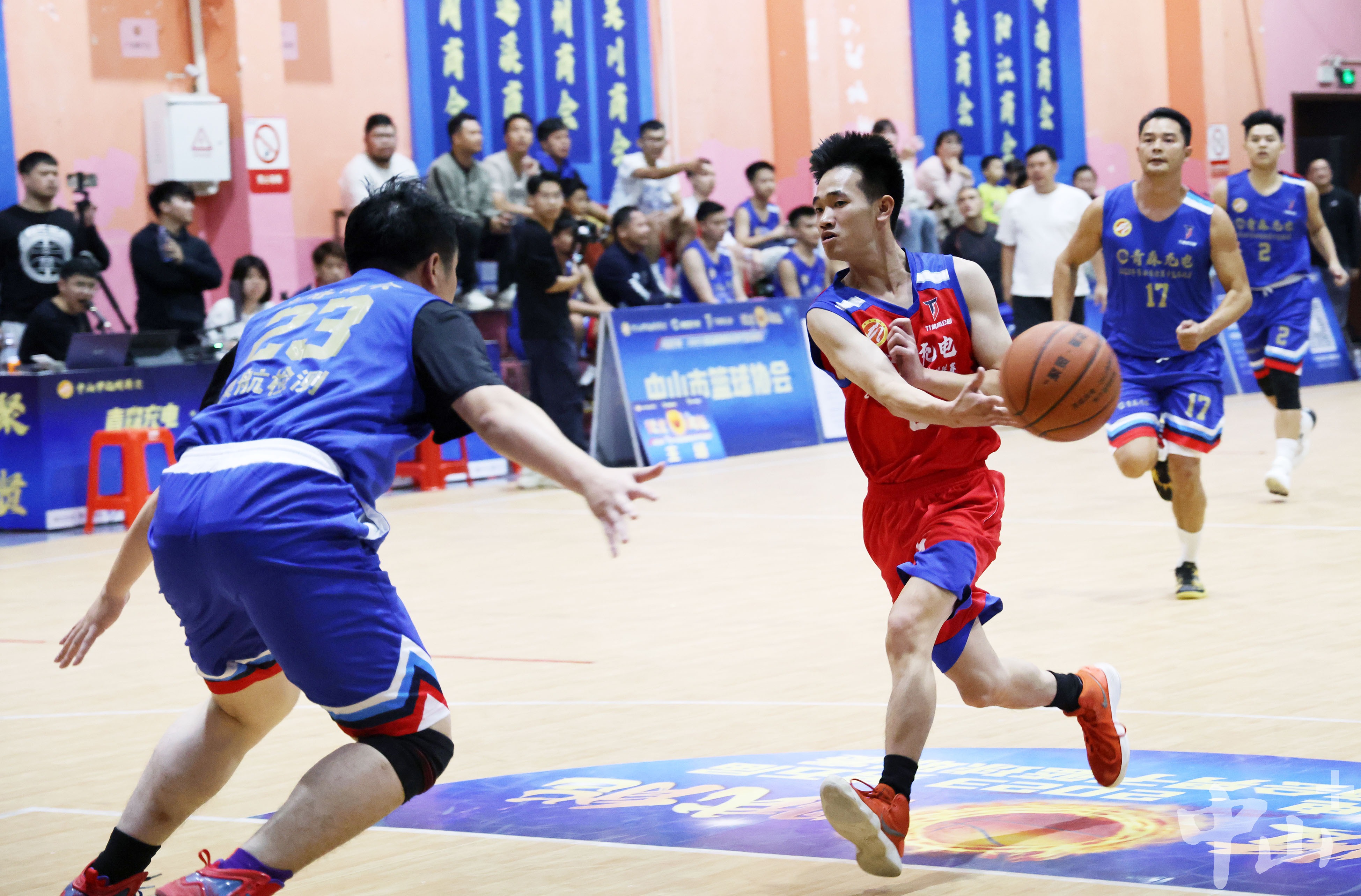 包含中国篮球联赛的紧张对抗,球场上热火朝天的词条 包含中国篮球联赛的紧张对抗,球场上热火朝天的词条