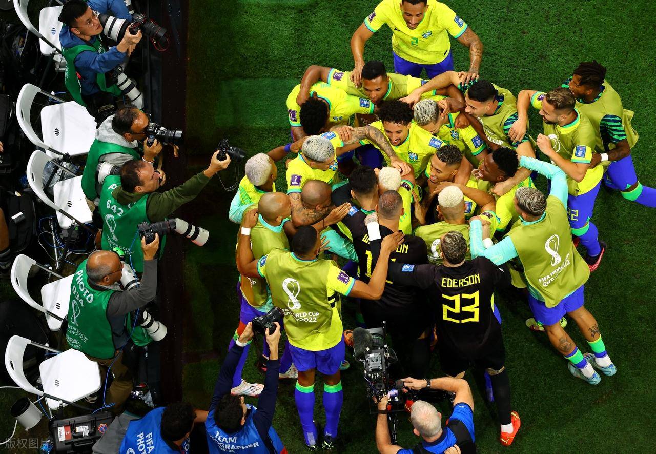 爱游戏在线-巴西翻盘曼联，卡瓦哈尔统治全场